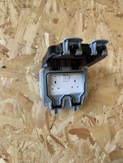 plug outdoor electricity outlet